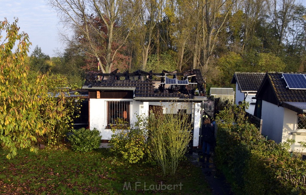 Feuer 1 brannten 3 Lauben Koeln Fuehlingen Kriegerhofstr P050.JPG - Miklos Laubert